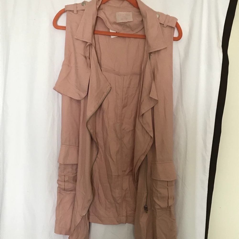 Sleeveless jacket